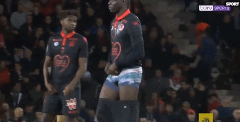 欧冠半场：阿纳别科夫屡送神扑，凯拉特0-0奥林匹亚科斯（欧冠半场：阿纳别科夫高接低挡，凯拉特与奥林匹亚科斯互交白卷）