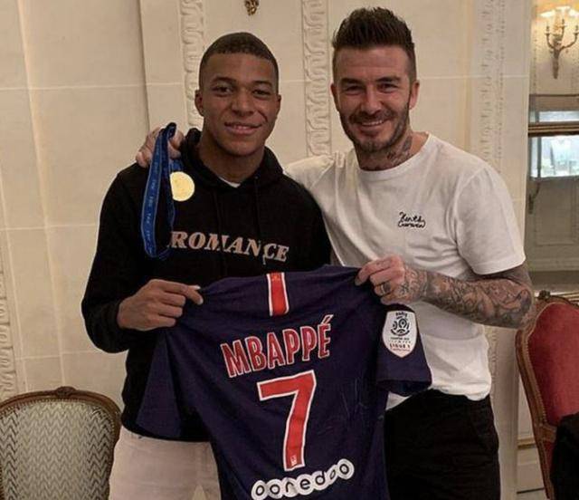 创历史，埃因霍温是首支正式比赛在安菲尔德打进3球的荷兰球队（历史首例！埃因霍温成首支在安菲尔德正式赛攻入3球的荷兰队）