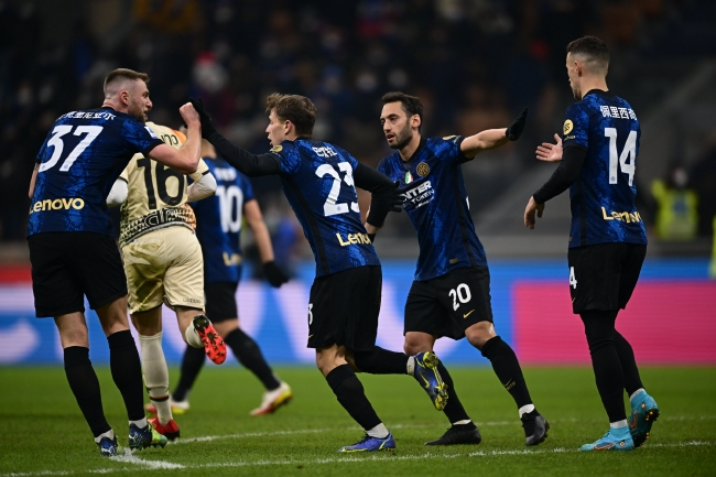 体图：阿方索-戴维斯与拜仁关于伤后薪资支付问题发生争议（体图：戴维斯与拜仁就伤停期间薪资支付产生分歧）