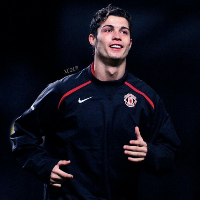 球星赛后向看台深深鞠躬（赛后球星面向看台致以深深一礼）