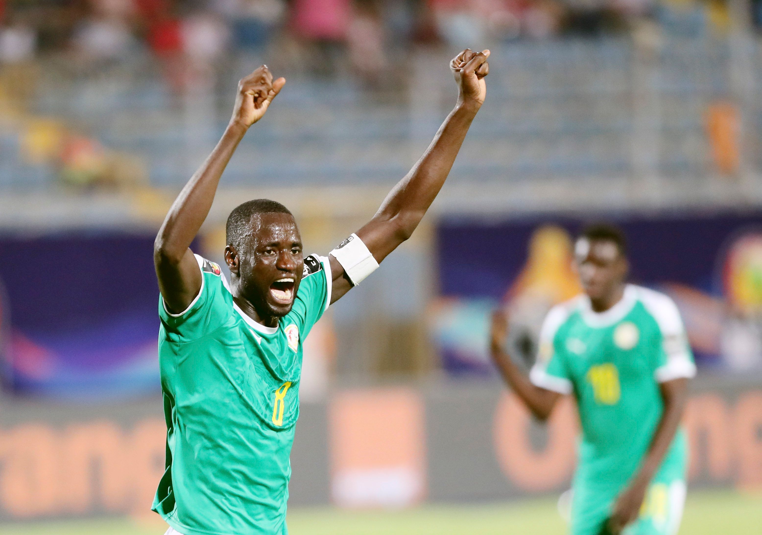 完成英格兰成年代表队首秀，夸安萨获赠纪念帽（夸安萨迎来英格兰成年队处子秀，获颁纪念帽）