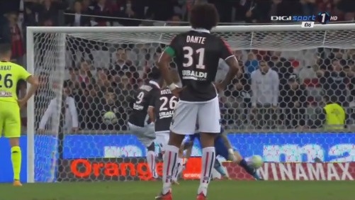 杜兰特关键三分，锁定比赛胜利（杜兰特命中致胜三分，锁定胜局）