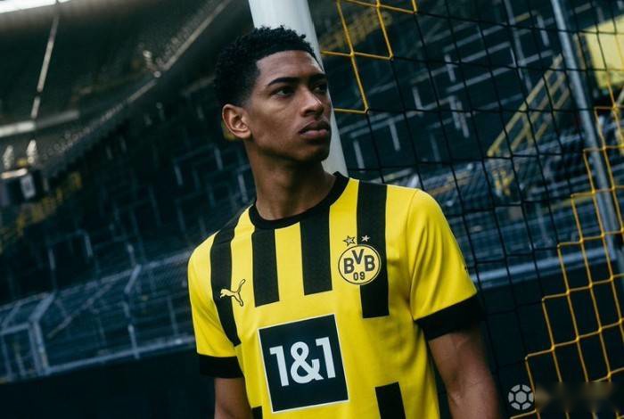 男子用手套自制钓鱼手势浮漂，看到“OK”就表示鱼已咬钩浮漂（手套改造钓鱼手势漂，“OK”一现即中鱼）