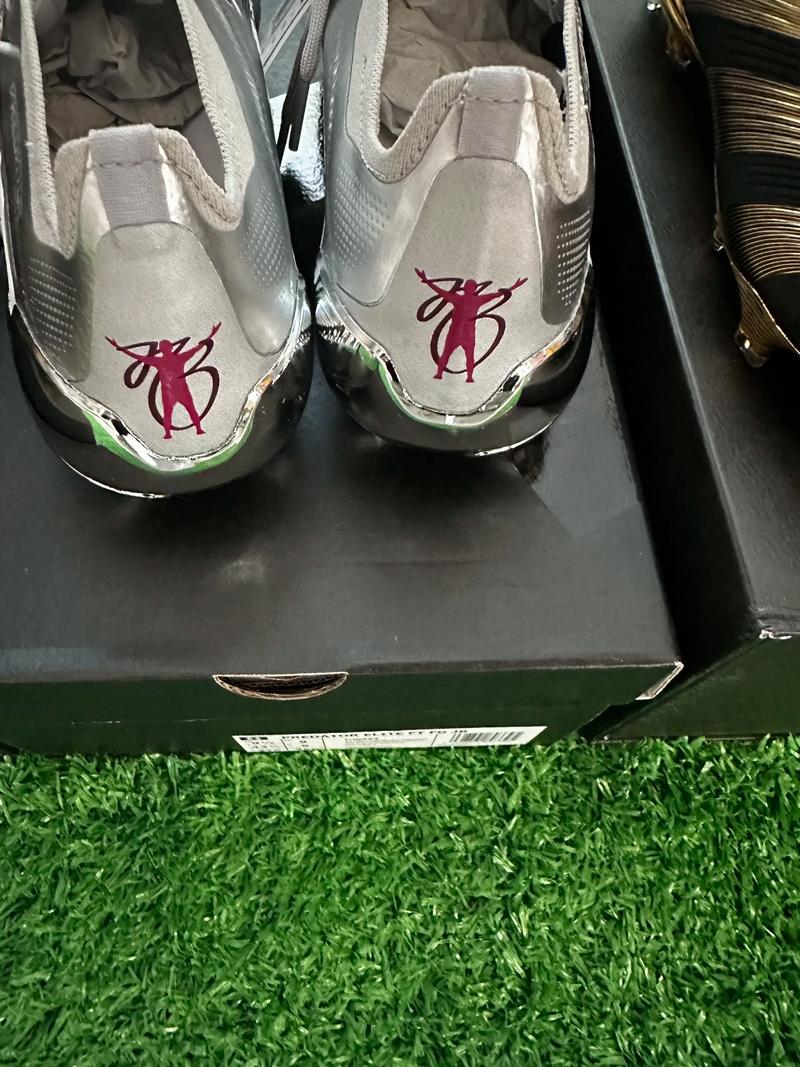 詹姆斯谈NBA杯出局：我不在乎这个，有没有杯赛我都热爱打球（詹姆斯回应NBA杯出局：杯赛与否无关紧要，我依旧热爱打球）