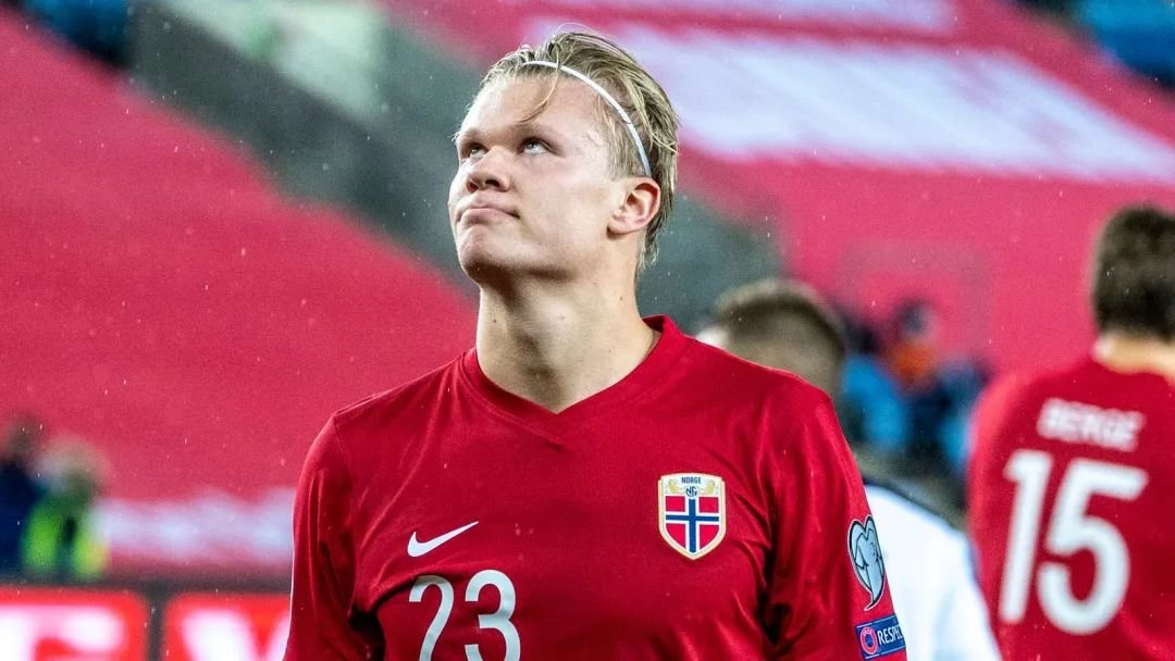 记者提问美国缺乏固定球员，波切蒂诺：谁是固定球员？哪位（记者称美国队缺少固定主力，波切蒂诺反问：谁才算固定球员？）