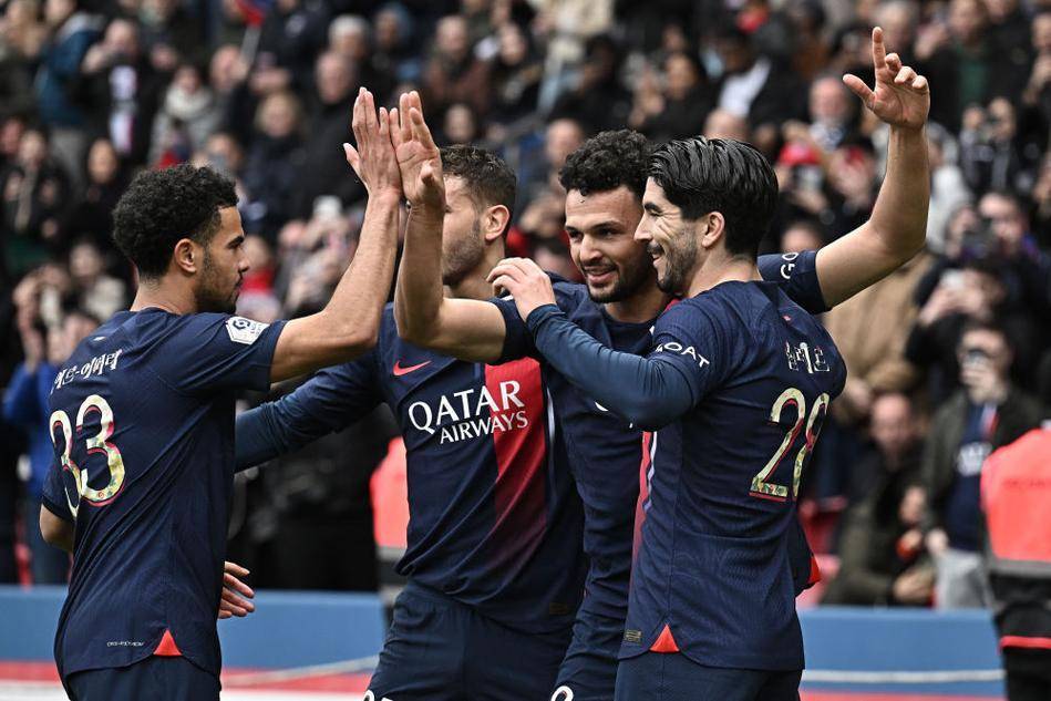 国米4‑0大胜科莫，一举登顶意甲积分榜（国米4球横扫科莫，强势登顶意甲榜首）